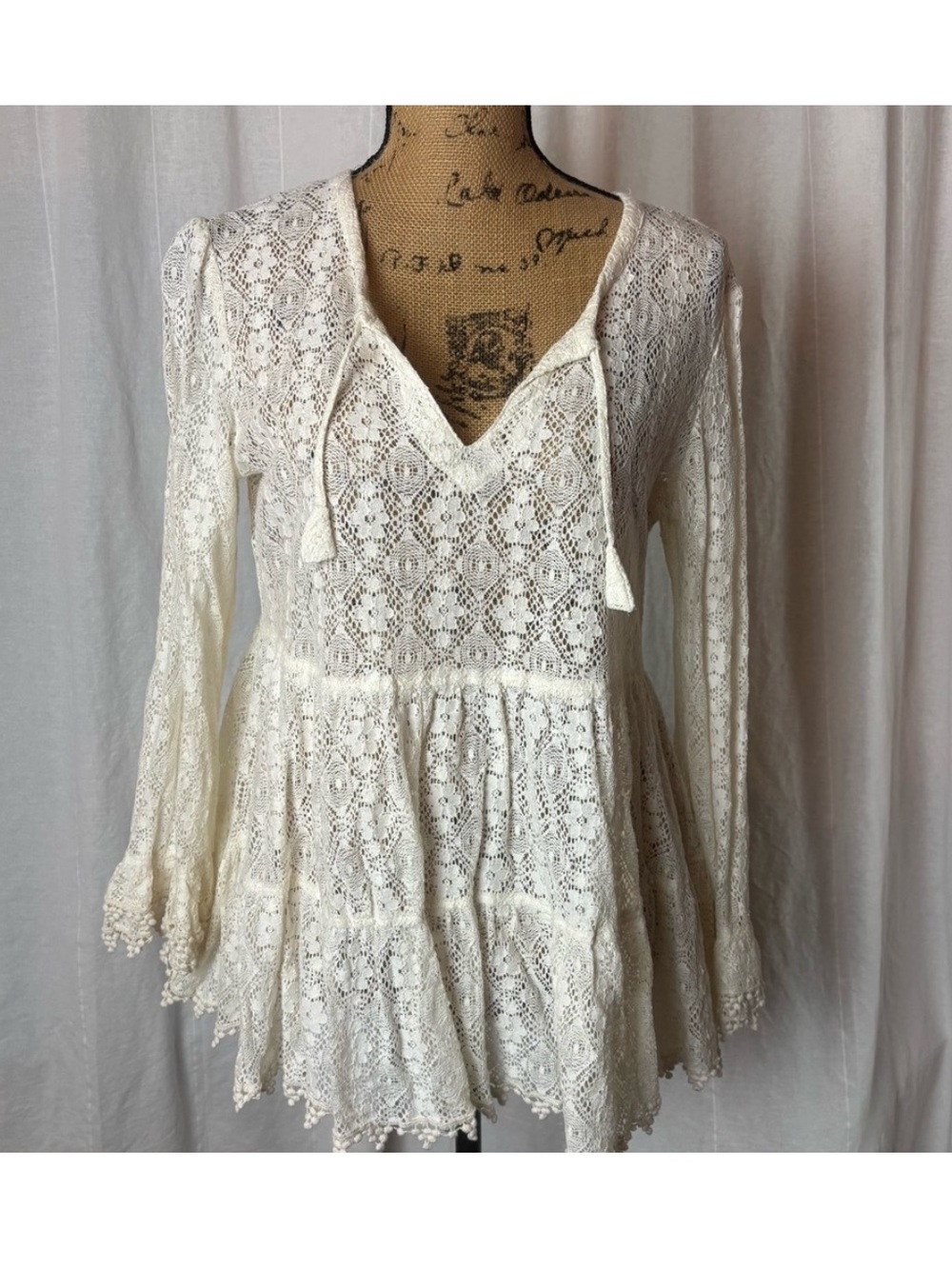 V Christina Ivory Floral Lace Blouse Tiered
Women's Sz M Boho Ruffle Cuff
